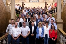 Una foto: lo único concreto que se llevaron de Gobernación intendentas e intendentes K y peronistas