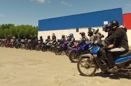 Conductores de motos registrados en Uber tuvieron un taller teórico-práctico en el Mouras