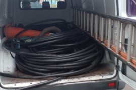 Lanús: tres policías simulaban custodiar a "operarios" que eran ladrones de cables de fibra óptica