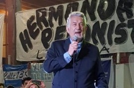 En La Plata, el gobernador puntano Alberto Rodríguez Saá jugó de local: reunió a más de mil personas