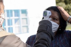 La Plata: en Arana, referentes sociales tomaron temperatura a vecinos e hicieron desinfección