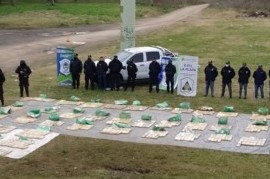 En Brandsen quisieron identificarlo y volcó en La Plata: en la camioneta había 625 Kg de  marihuana