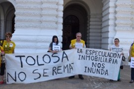 Integrantes de la Asamblea de Inundados Tolosa llevaron su reclamo al Palacio Municipal de La Plata