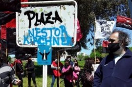 Bautizaron "Plaza Néstor Kirchner" a un pequeño espacio público de La Plata