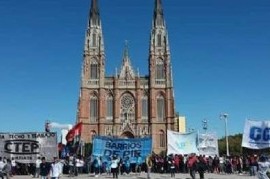 Cooperativistas y trabajadores de la economía popular de La Plata prometen "más movilización el 25"