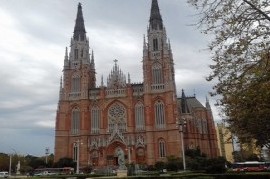 Apuran el vallado en la Catedral de La Plata: temen incidentes por el Encuentro Nacional de Mujeres
