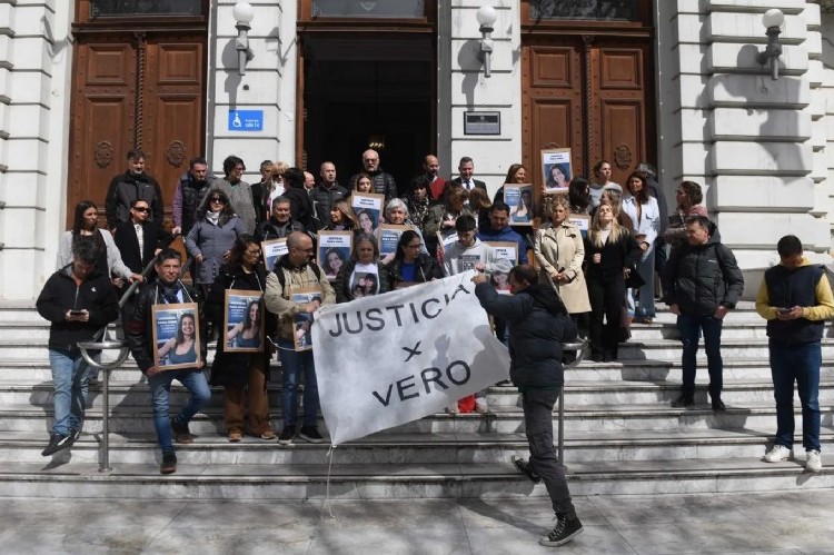 Crimen de Verónica Dessio: la familia vuelve a la calle para evitar que el juicio vuelva a caerse