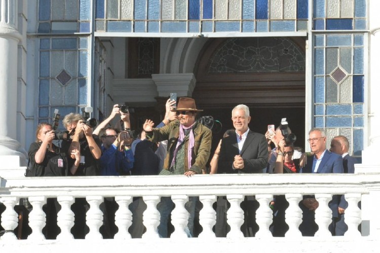 Furor en la ciudad de La Plata por la presencia del actor Johnny Depp