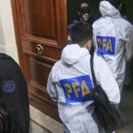 ¿No será mucho?: 13 horas duró el allanamiento al departamento de la ex presidente Cristina Kirchner