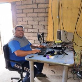 Nicolás Alfaro es no vidente pero igual montó un radio que maneja totalmente solo