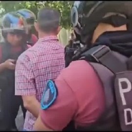 Detienen al hombre que le arrojó una botella al presidente Milei