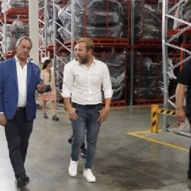 Scioli, en modo de campaña electoral, recorrió una empresa en el distrito bonaerense de Ezeiza