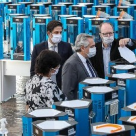El presidente Fernández fue al Museo Malvinas y Educ.Ar, donde fabrican máscaras por  el coronavirus