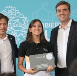 Luján: en el marco de Conectar Igualdad, Kicillof entregó 251 netbooks a estudiantes secundarios