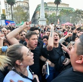 Axel Kicillof en la marcha por la Universidad Pública: "La educación no se vende, se defiende"