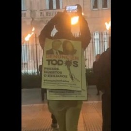 Hubo una "marcha de antorchas" frente a la Casa Rosada tras la asunción de Batakis en Economía