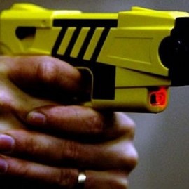 El ministro de Gobierno de CABA, Jorge Macri, propuso que las mujeres amenazadas usen pistolas Taser