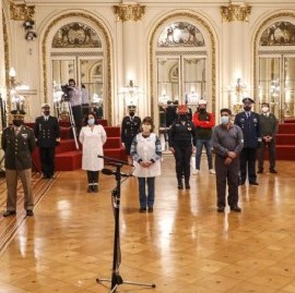 25 de Mayo en Casa Rosada: el presidente Fernández, junto a trabajadores esenciales en la Pandemia