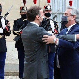 Gira europea: tras el apoyo de Francia, el presidente Fernández ya vuela con destino a Roma