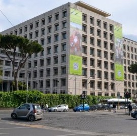 Un diplomático argentino juega su propio juego en la UCR y desafía al Gobierno que lo designó