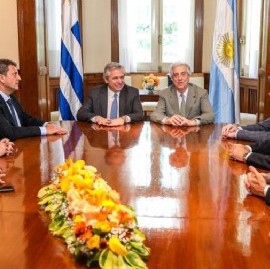 En Uruguay, Alberto Fernández dijo que con dicho país "estamos obligados a tener el mejor vínculo"