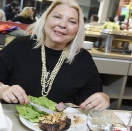 Tras su despiste, Elisa Carrió tuvo su merecido bife (de chorizo)