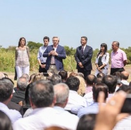 El presidente Fernández junto a Capitanich en la inauguración de un complejo de viviendas en Chaco