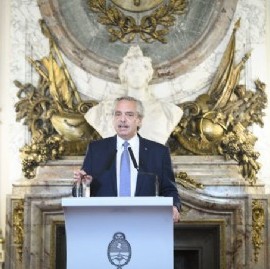 Escándalo y acusaciones cruzadas por espionaje ilegal: el presidente Fernández ordenó investigar