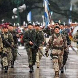 Es simple, es claro: Si no hay aumento salarial, no hay desfile militar